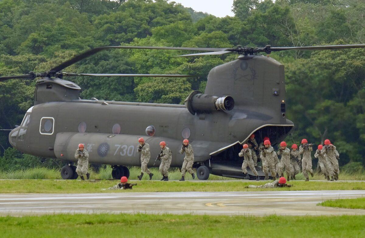 Taiwan soldiers exit from a U.S.-made CH-47SD helicopter during military drills in Taoyuan, Taiwan, on Oct. 9, 2018. (Sam Yeh / AFP)