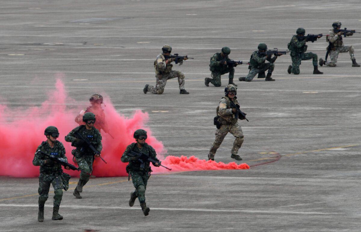 Taiwan soldiers take part in the Han Kuang drill at the Ching Chuan Kang air force base in Taichung, Taiwan, on June 7, 2018. (Sam Yeh / AFP)