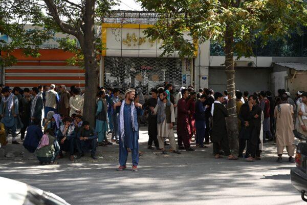 Bank account holders gather outside a closed bank building in Kabul, on Aug. 28, 2021. (Aamir Qureshi/AFP via Getty Images)