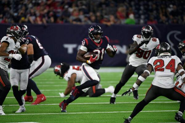 Houston Texans running back David Johnson (31) runs for a gain against the Tampa Bay Buccaneers during the first half of an NFL preseason football game in Houston, on Aug. 28, 2021. (Justin Rex/AP Photo)