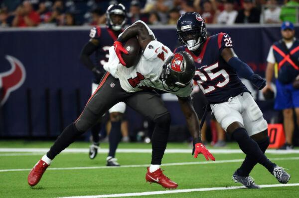 Tampa Bay Buccaneers' Chris Godwin (14) reaches for the end zone to score a touchdown after catching a pass as Houston Texans defensive back Desmond King II (25) defends during the first half of an NFL preseason football game in Houston, on Aug. 28, 2021. (Eric Christian Smith/AP Photo)