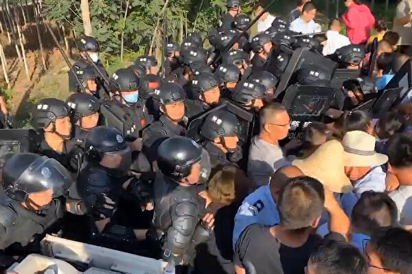 Dawu workers clash with riot police in Langwuzhuang in Hebei Province, China, on Aug. 4, 2020. (Courtesy of China Change)