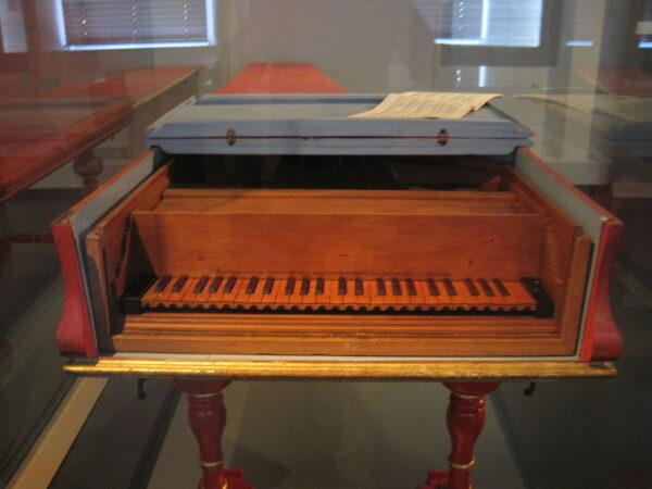 1726 piano by Bartolomeo Cristofori,in the Musical Instrument Museum in Leipzig, Germany.(Opus33/ CC BY-SA-4.0)