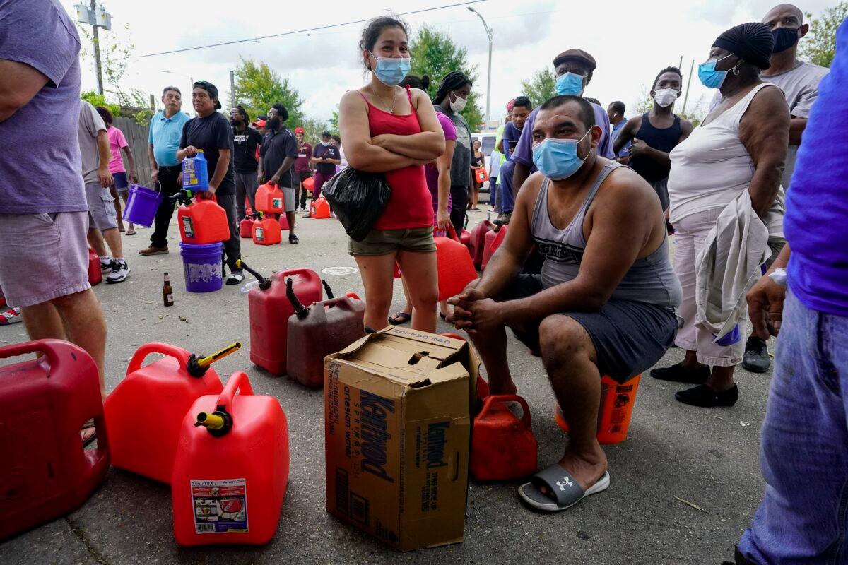 In the aftermath of Hurricane Ida, people wait in line for gas in New Orleans, La., on Aug. 31, 2021. (Eric Gay/AP Photo)