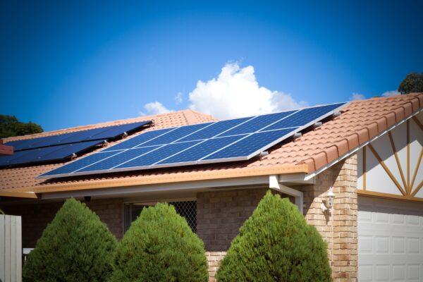 Australia's uptake of rooftop solar is on the rise. (孤飞的鹤/Adobe Stock)