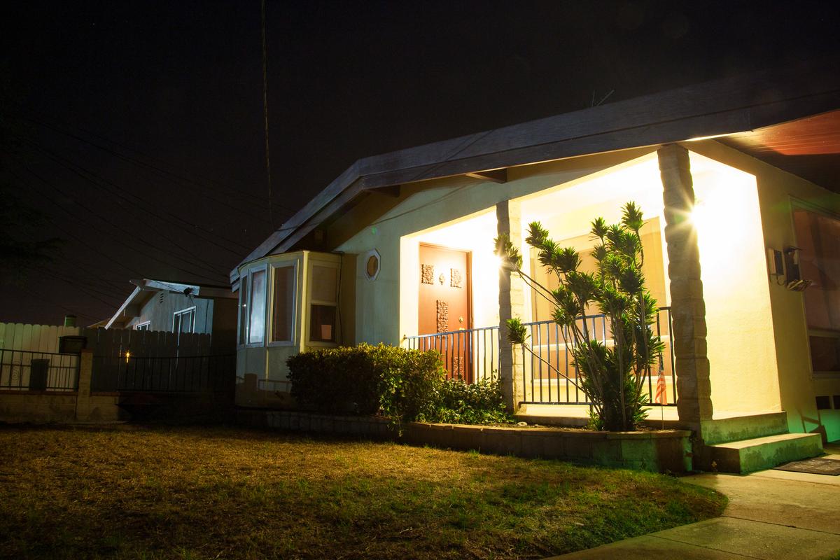 A home with porch lights on in Culver City, Calif. on Aug. 5, 2015. (John Fredricks/The Epoch Times)