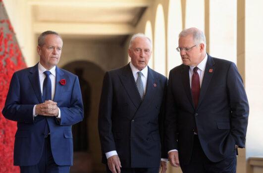 Former Labor Party Opposition Leader Bill Shorten (L), former Prime Minister Paul Keating and Prime Minister Scott Morrison (R) walk along with the Roll of Honour during the Remembrance Day Service at the Australian War Memorial Canberra, Australia, on Nov. 11, 2018. (Tracey Nearmy/Getty Images)