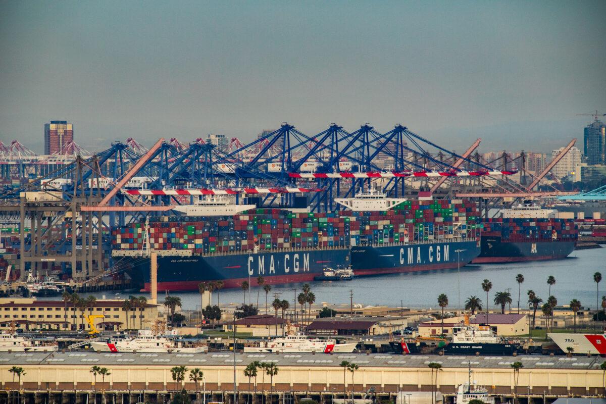 Experts Advise Consumers to Plan Ahead for the Shopping Season Due to Shipping Congestion