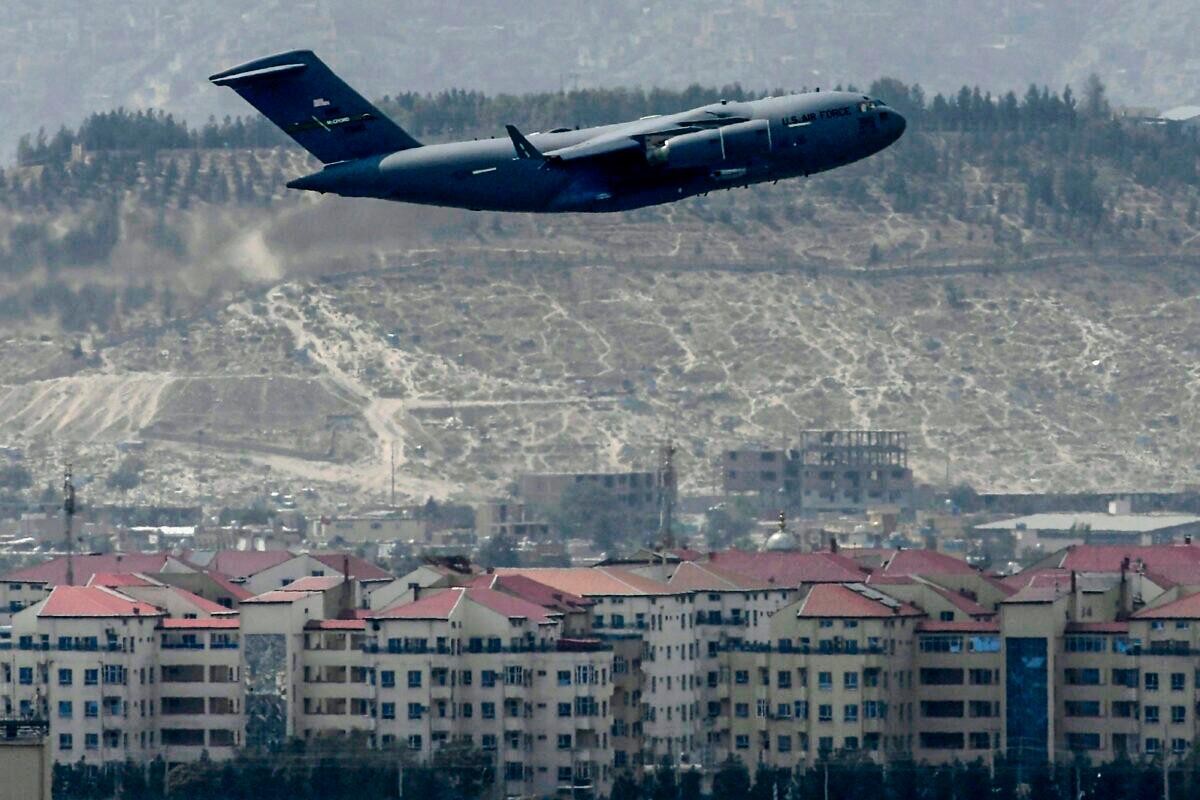 A U.S. Air Force aircraft takes off from the airport in Kabul, Afghanistan on Aug. 30, 2021. (Aamir Qureshi/AFP via Getty Images)