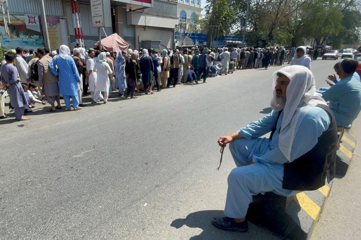 Afghans line up outside a bank to take out their money after the Taliban takeover in Kabul, Afghanistan, on Sept. 1, 2021. (Stringer/File Photo/Reuters)