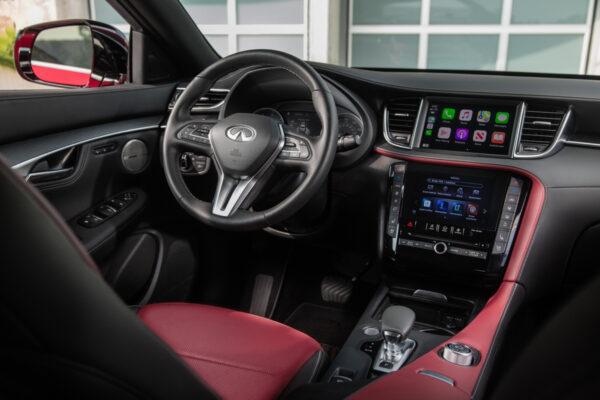 Dual-screen center stack. (Courtesy of Infiniti)