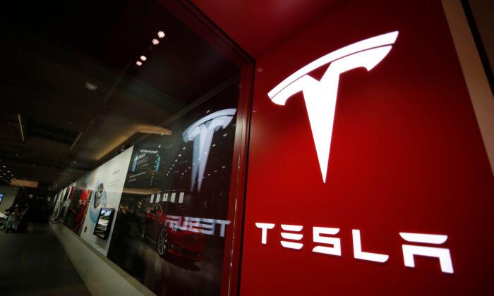 Feds Probe New York Tesla Crash That Killed Man Changing Flat Tire