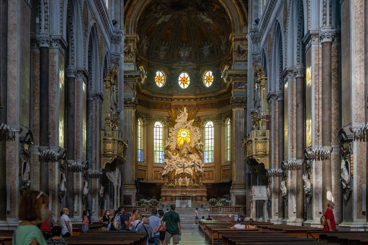 The central nave of the Naples Cathedral. (Marco Ober/CC BY-SA 4.0)