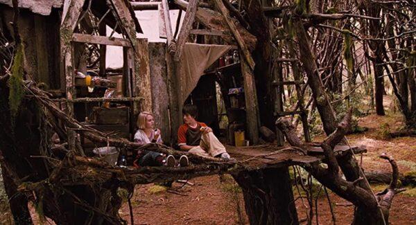 Best friends Jesse Aarons (Josh Hutcherson) and Leslie Burke (AnnaSophia Robb) build a fort in the woods. (Buena Vista Pictures)