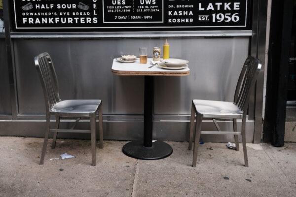 A restaurant table sits empty along a street in New York City, on Aug. 19, 2021. (Spencer Platt/Getty Images)