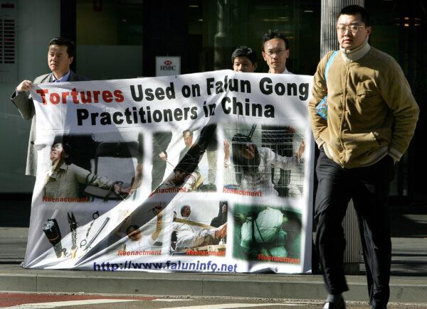 Supporters of Falun Gong display a banner near Chinatown in Sydney on 20 July 2005. (Greg Wood/AFP via Getty Images)