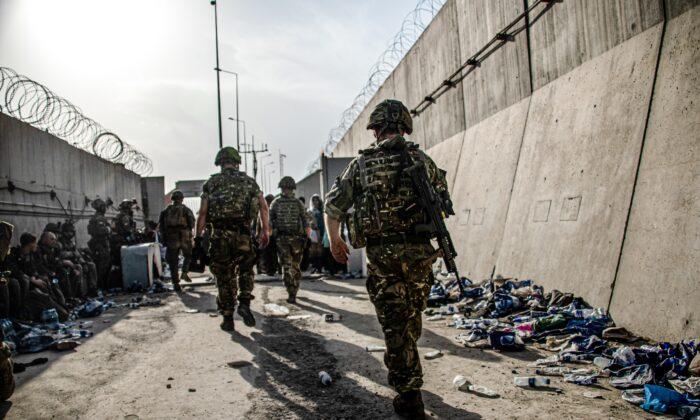 British Soldier Speaks of Desperate Scenes at Afghan Airport as Civilians Tried to Flee