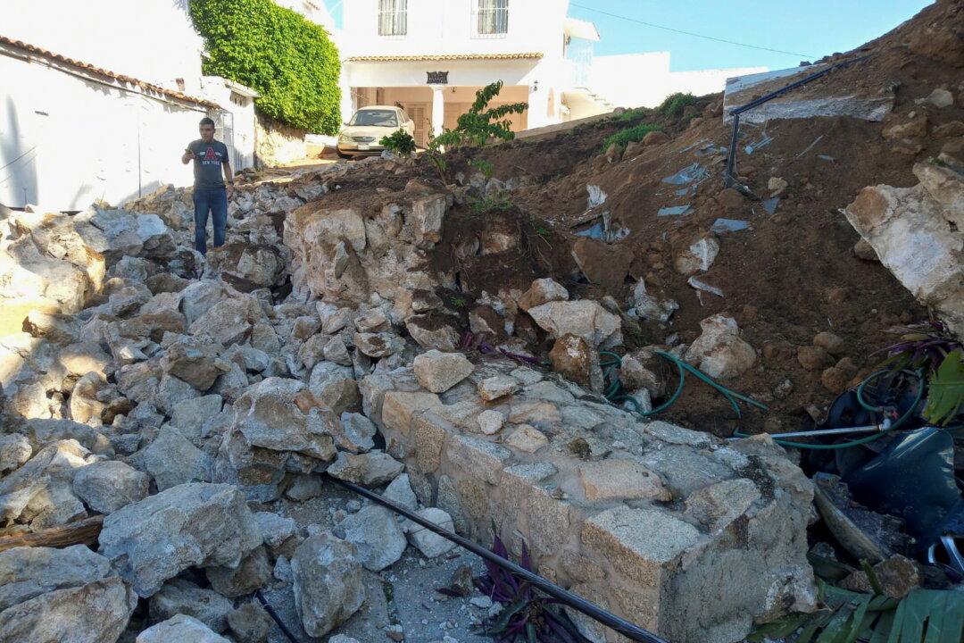 Strong Acapulco Quake Aftershocks Unnerve Mexican Resort’s Residents