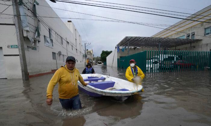 16 Die as Floods Swamp Public Hospital in Central Mexico