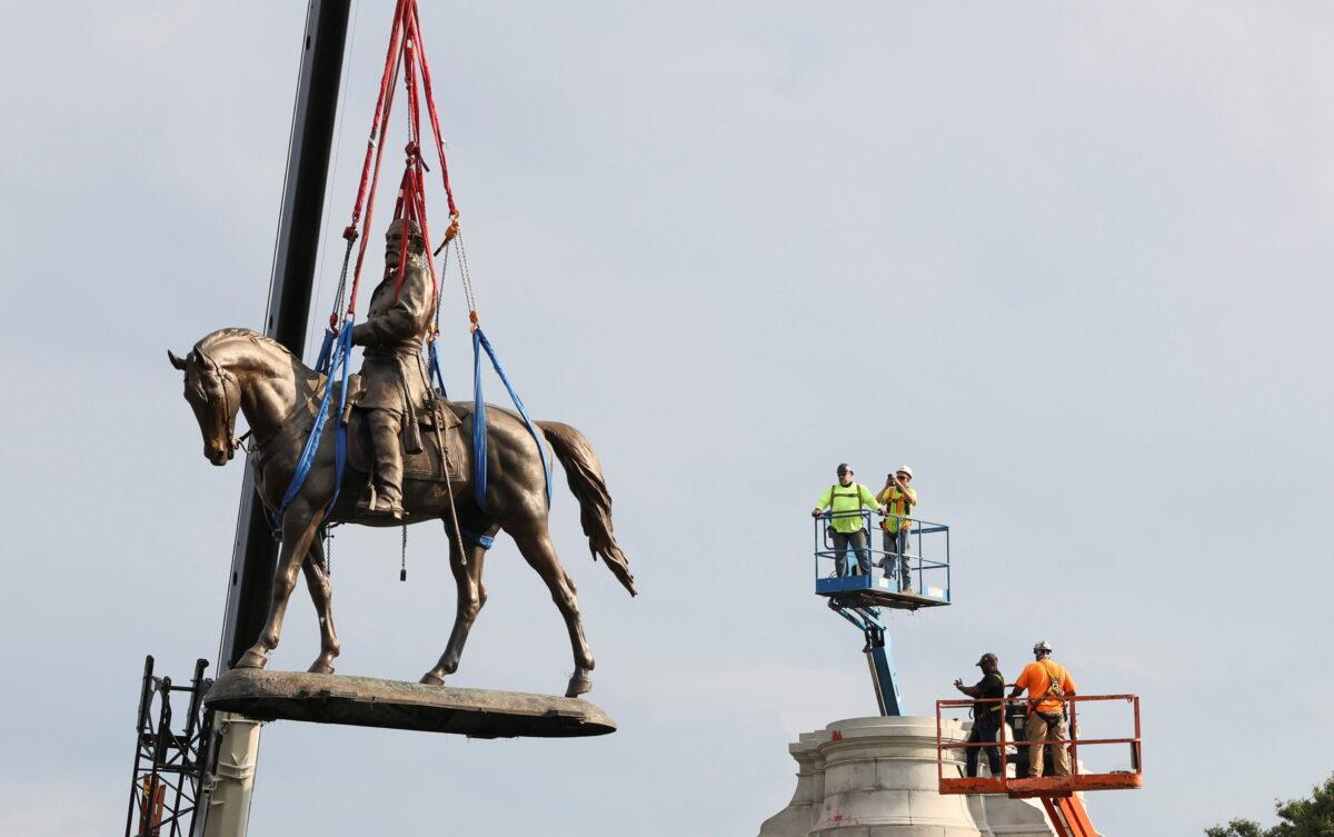 The statue of Confederate General Robert E. Lee is removed by a construction team in Richmond, Va., on Sept. 8, 2021. (Evelyn Hockstein/Reuters)
