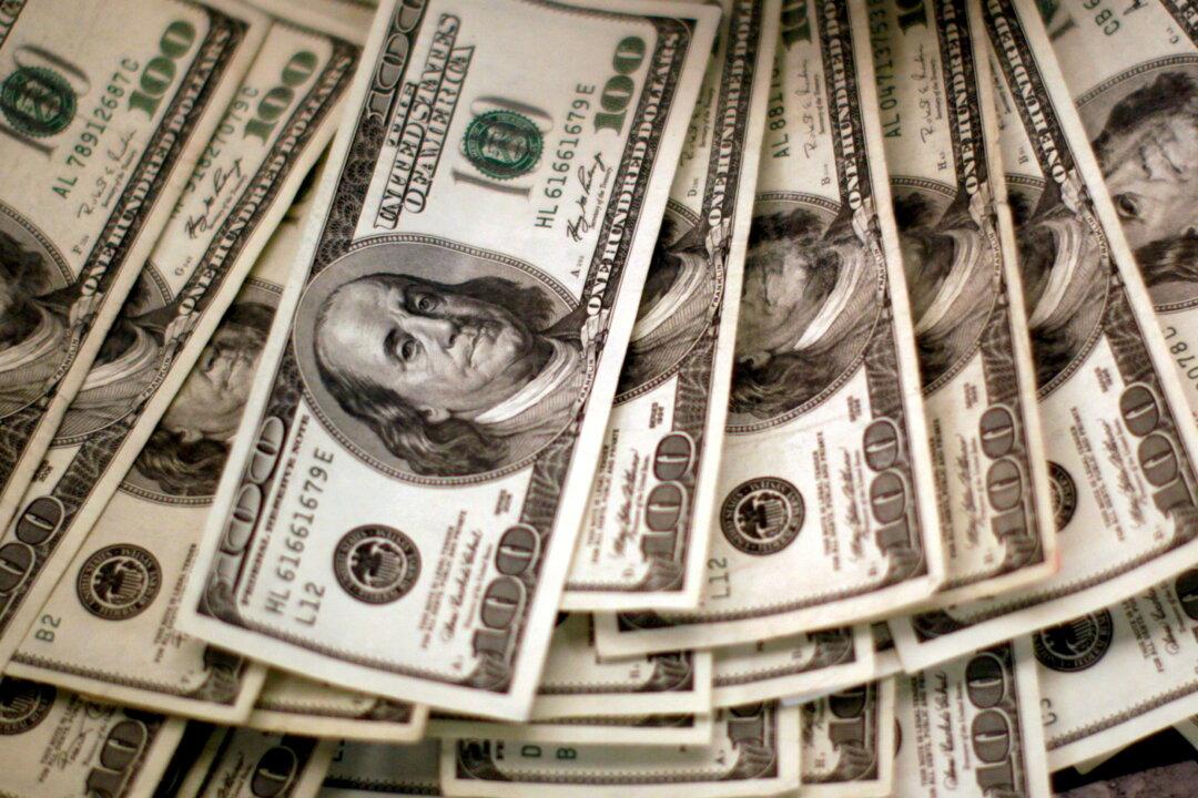 Dollar Climbs for a 3rd Day as Short-End US Yields Rise