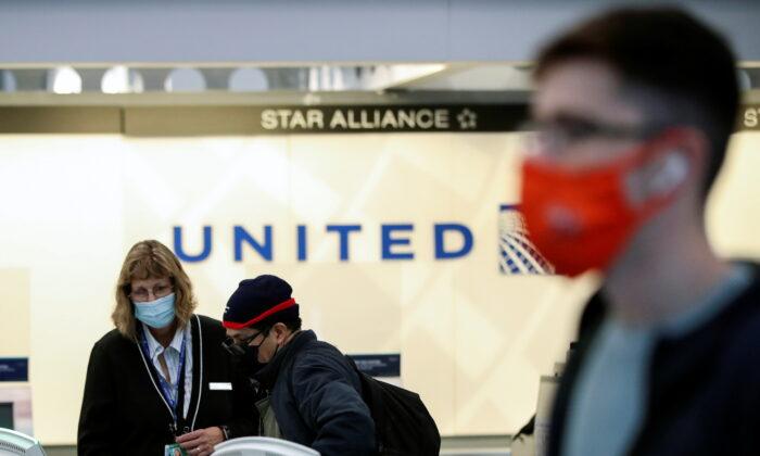 United Airlines Staff With Vaccine Exemptions Told They'll Be Placed on Unpaid Leave