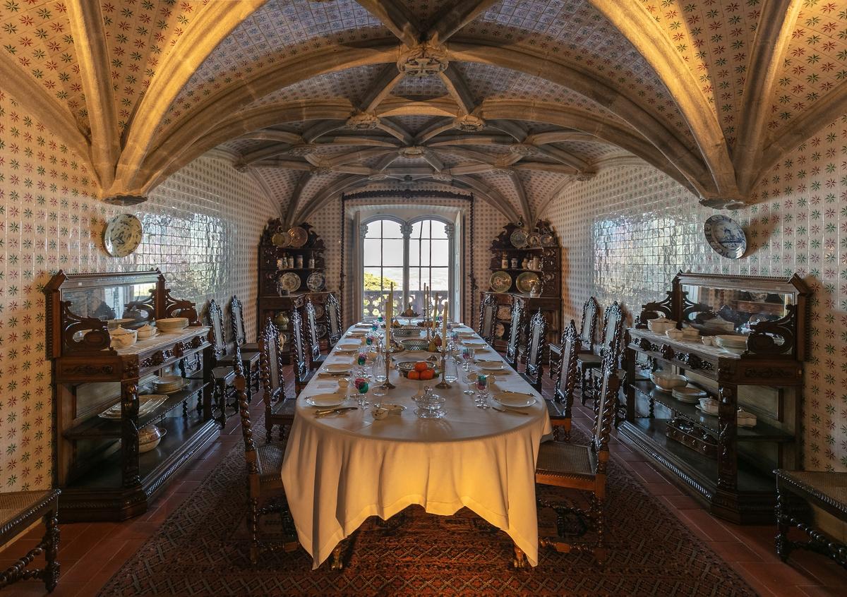 <span style="font-weight: 400;">The royal dining room at Pena Palace is the former refectory of the Hieronymite monks. The dining table and other furnishings were commissioned from Casa Gaspar in Lisbon in 1866. (Deigo Delso/CC BY-SA 4.0)</span>