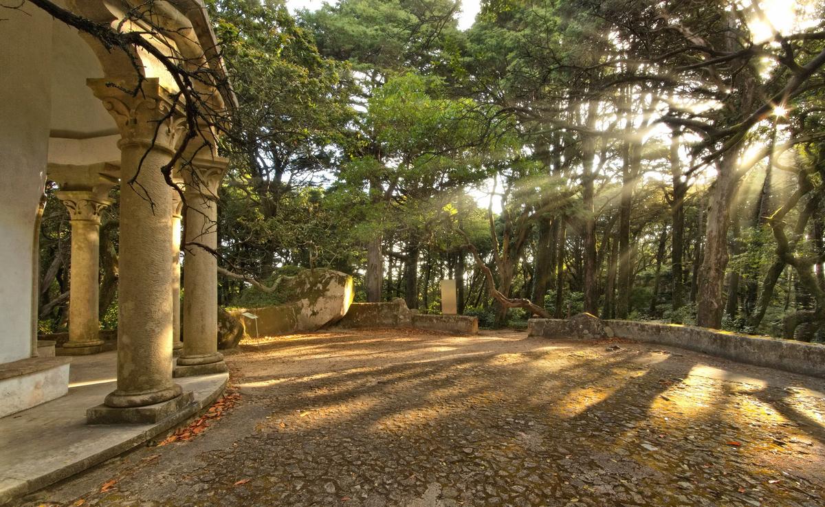 <span style="font-weight: 400;">The park (Parque da Pena) is a labyrinth of paths and roads that connect Pena Palace with a wonderland of little lakes, fountains, belvederes (architectural structures situated to take advantage of scenic viewpoints), and points of interest like the neoclassical Temple of Columns. (EMIGUS/PSML)</span>