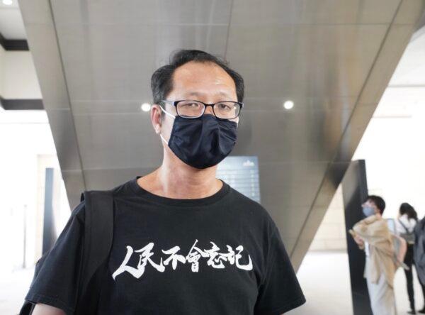 A former group member, Richard Tsoi, wears a black T-shirt reading “people will not forget” in Hong Kong, on Sept. 10, 2021. (Yu Gang/The Epoch Times)