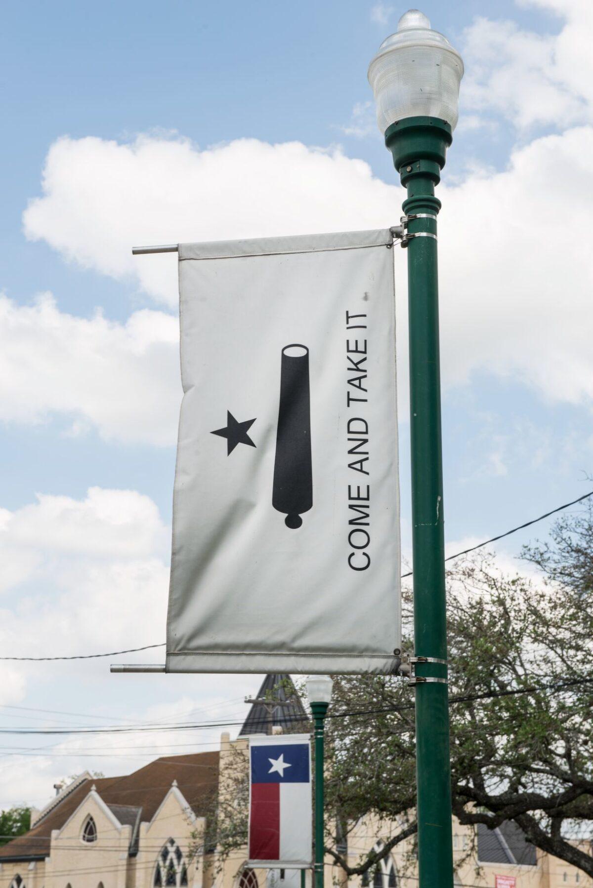 This file photo taken in 2014 shows a modern-day replica of the "Come and Take It" flag in Gonzales, Texas. (Carol M. Highsmith/Library of Congress)