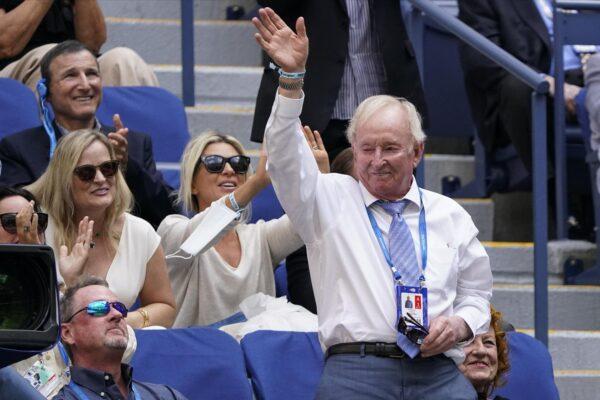 Former pro tennis player Rod Laver (R) waves to fans during the semifinals of the U.S. Open tennis tournament between Felix Auger-Aliassime of Canada and Daniil Medvedev of Russia in New York on Sept. 10, 2021. (Seth Wenig/AP Photo)