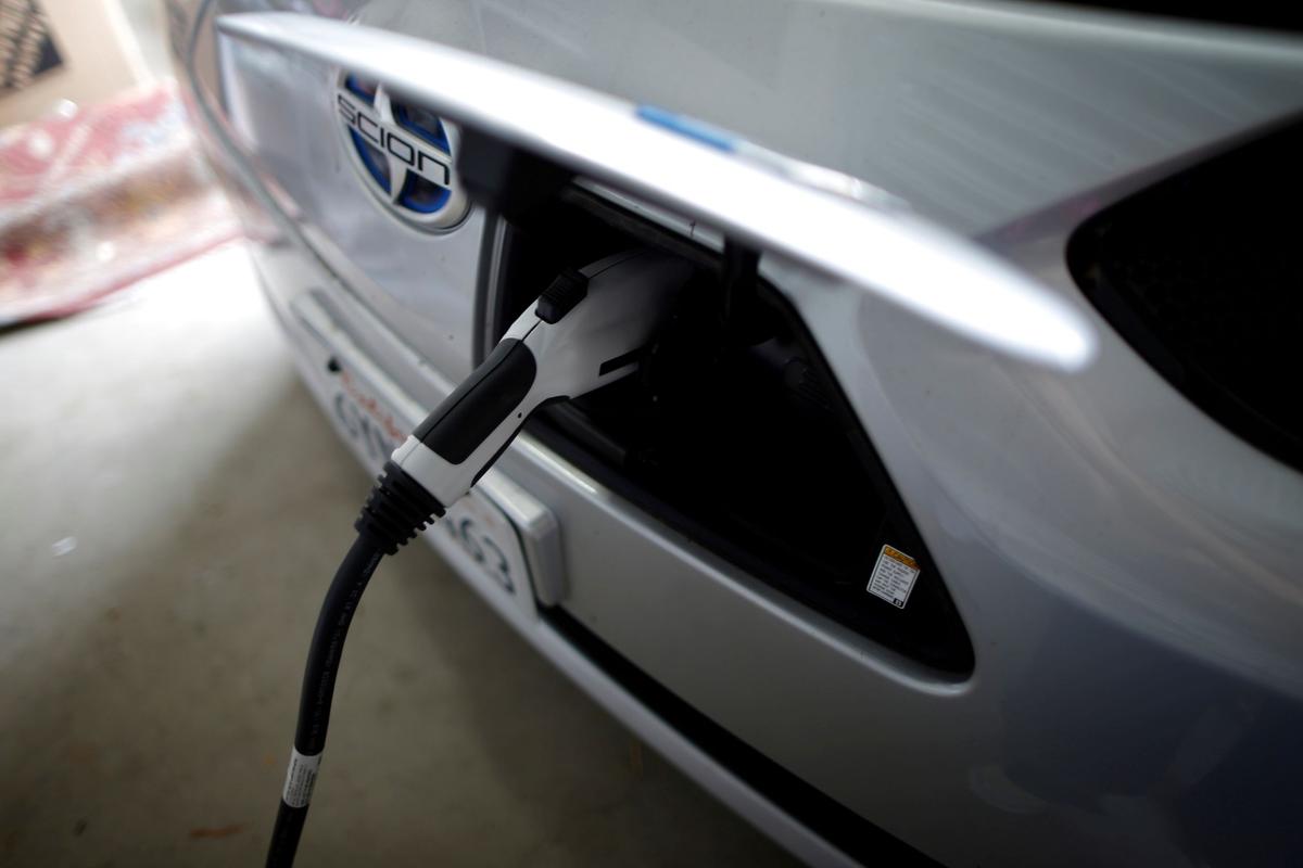 Democrats Propose Dramatic Expansion of EV Tax Credits That Favors Big Three