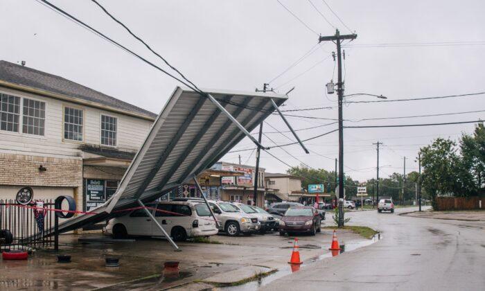 Around 422,000 in Texas Without Power From Storm Nicholas
