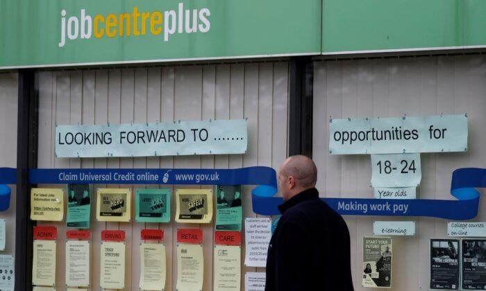 UK Unemployment Rate Rises and Vacancies Fall as Economic Woes Weigh on Jobs Market