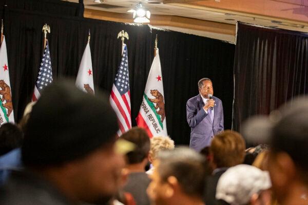 California governor candidate Larry Elder speaks with supporters at the Hilton hotel in Costa Mesa, Calif., on Sept. 14, 2021. (John Fredricks/The Epoch Times)