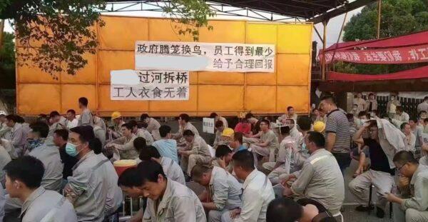 Workers held a protest to demand a better compensation payout at Samsung Heavy Industries (SHI), in Ningbo city in China's Zhenjiang Province, on Sept. 9, 2021. SHI had announced earlier that it will close its plant in Ningbo. (Courtesy of interviewee)