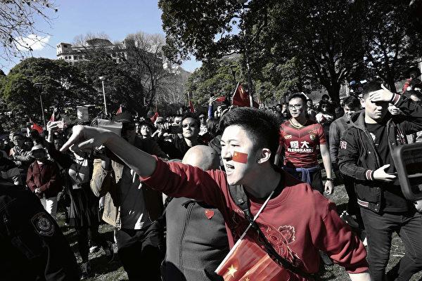 Chinese International students cursing those who support Hong Kong's pro-democracy movements at a pro-CCP rally in Sydney on Aug. 17, 2019. (An Pinya/The Epoch Times)
