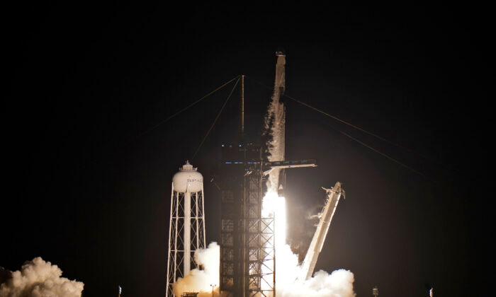 SpaceX Launches 4 Amateurs on Private Earth-Circling Trip