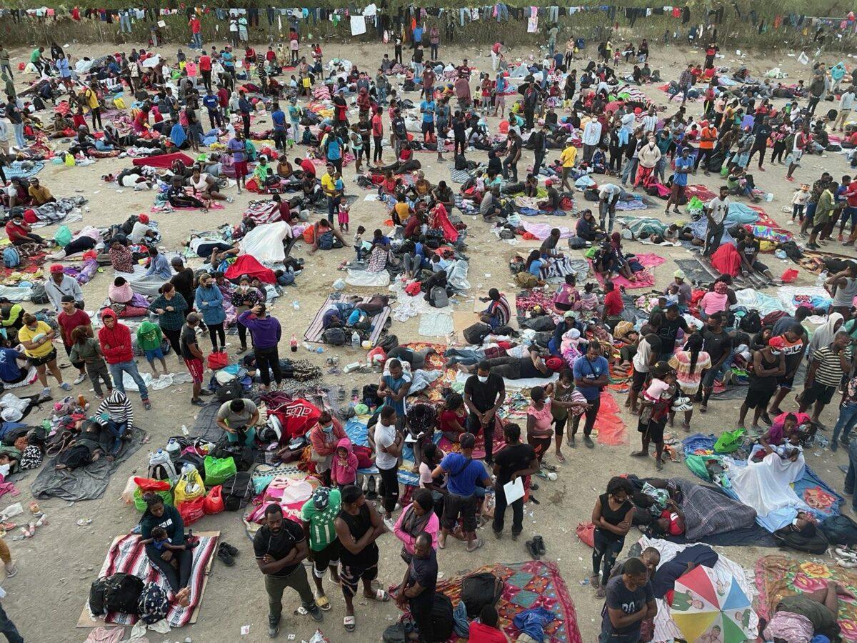 Thousands of illegal immigrants amassing in Del Rio, Texas, on Sept. 16, 2021. (Charlotte Cuthbertson/The Epoch Times)
