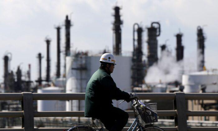 Japan Cuts Economic View on Weaker Production, Spending Due to COVID-19 Revival