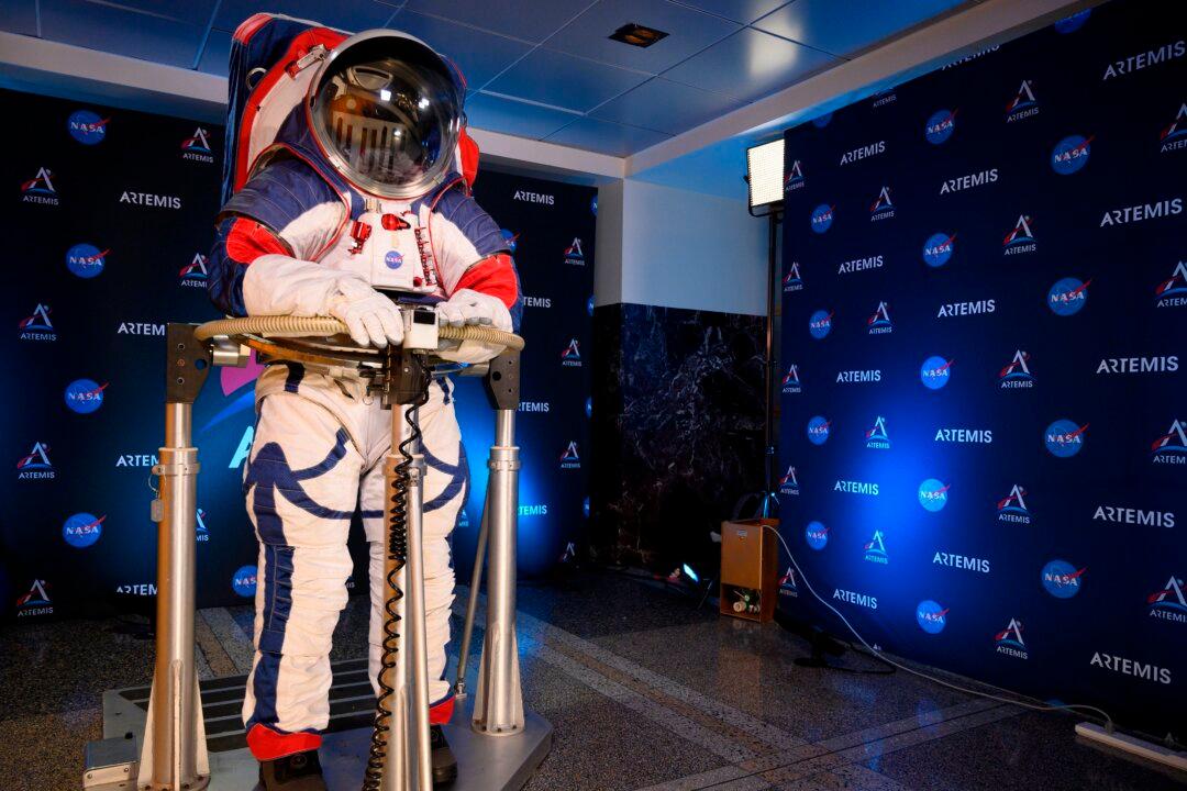 NASA Awards SpaceX, Blue Origin, and 3 Other Companies $146 Million in Contracts to Go to the Moon