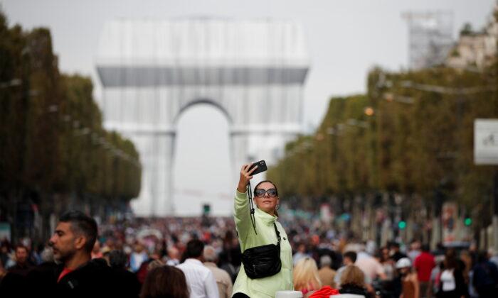 Crowds Flock to Champs-Elysees During Paris Car-Free Day
