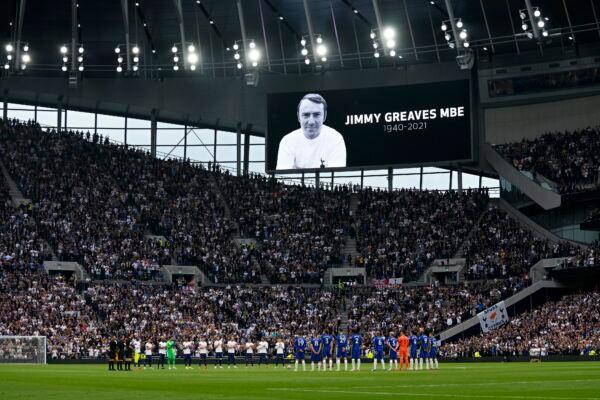 Players stand on the pitch applauding in a tribute to former player Jimmy Greaves before the English Premier League soccer match between Tottenham Hotspur and Chelsea at the Tottenham Hotspur Stadium in London, England, on Sep. 19, 2021. (Matt Dunham/AP Photo)