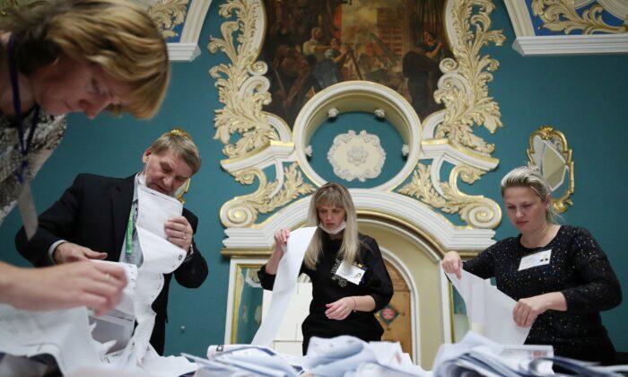 Russia’s Ruling Pro-Putin Party Wins Majority but Loses Some Ground