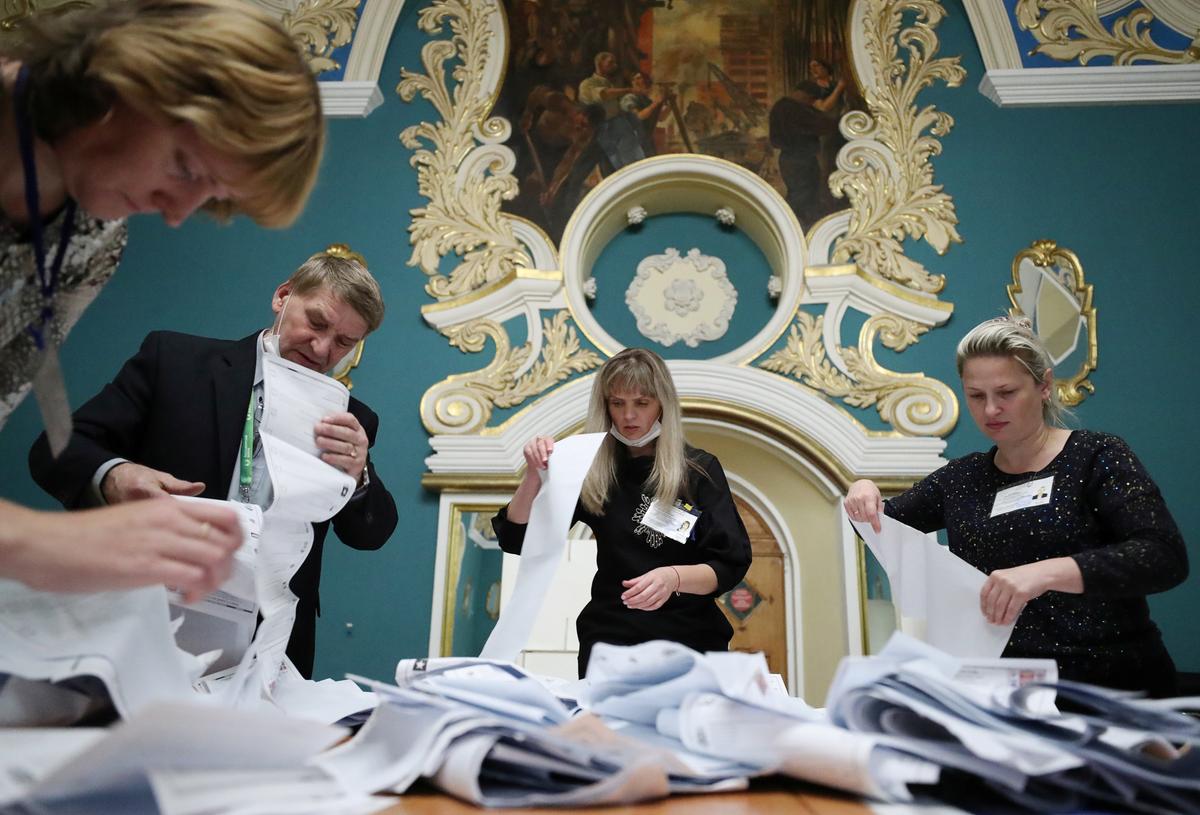 Russia’s Ruling Pro-Putin Party Wins Majority but Loses Some Ground