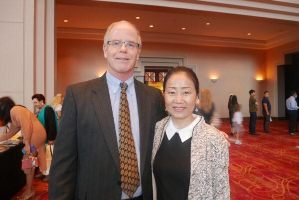 Jeff Matthews and a friend enjoy Shen Yun Performing Arts at Houston's Wortham Center Brown Theater in Texas on Sept. 19, 2021. (Li Chen/The Epoch Times)