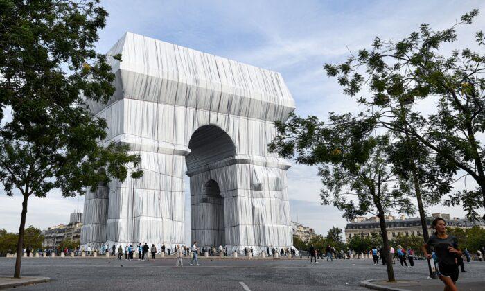 Draping the Arc de Triomphe With ‘Irrational Freedom’
