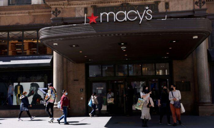 Macy’s to Hire 76,000 Workers for Holiday Shopping Season