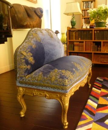Le Bégonia d'Or restored this velvet couch to its former glory. (Le Bégonia d'Or)