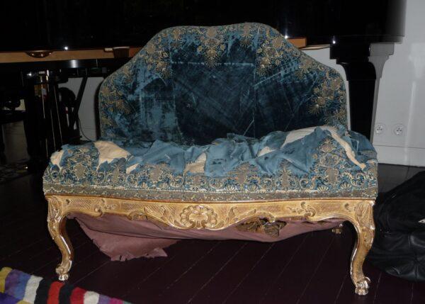 A Parisian customer asked Le Bégonia d'Or to restore this couch. (Le Bégonia d'Or)
